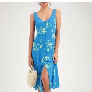 Lulu’s blue floral midi dress